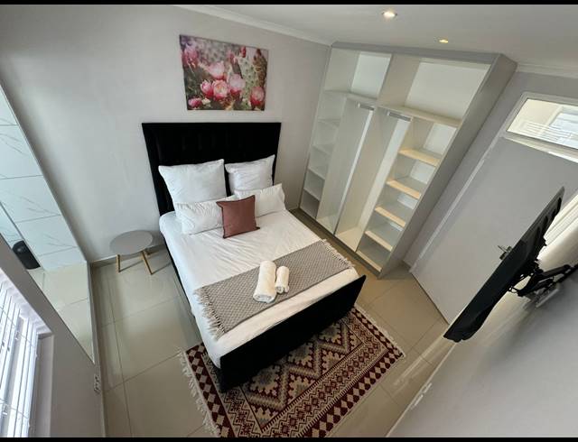 9 BEDROOM FREESTANDING FOR SALE IN TABLE VIEW